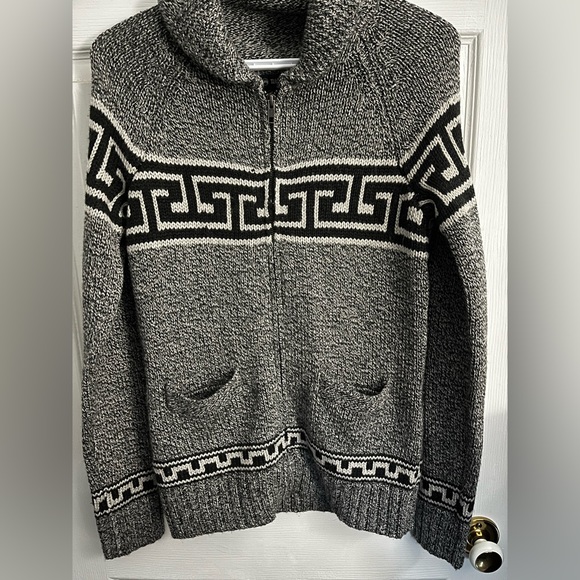 WindRiver Women’s Sweater - Picture 2 of 6